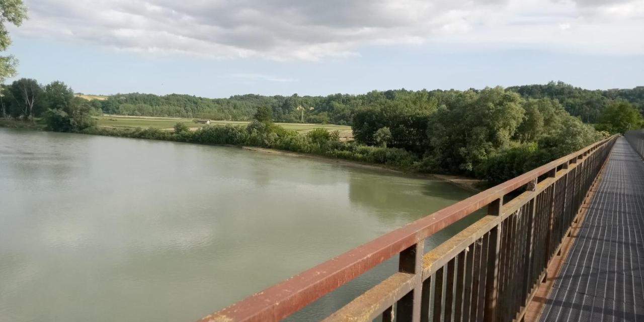 Casa Appartamento Vacanze La Fermata Delle Rondini Castello di Annone Luaran gambar
