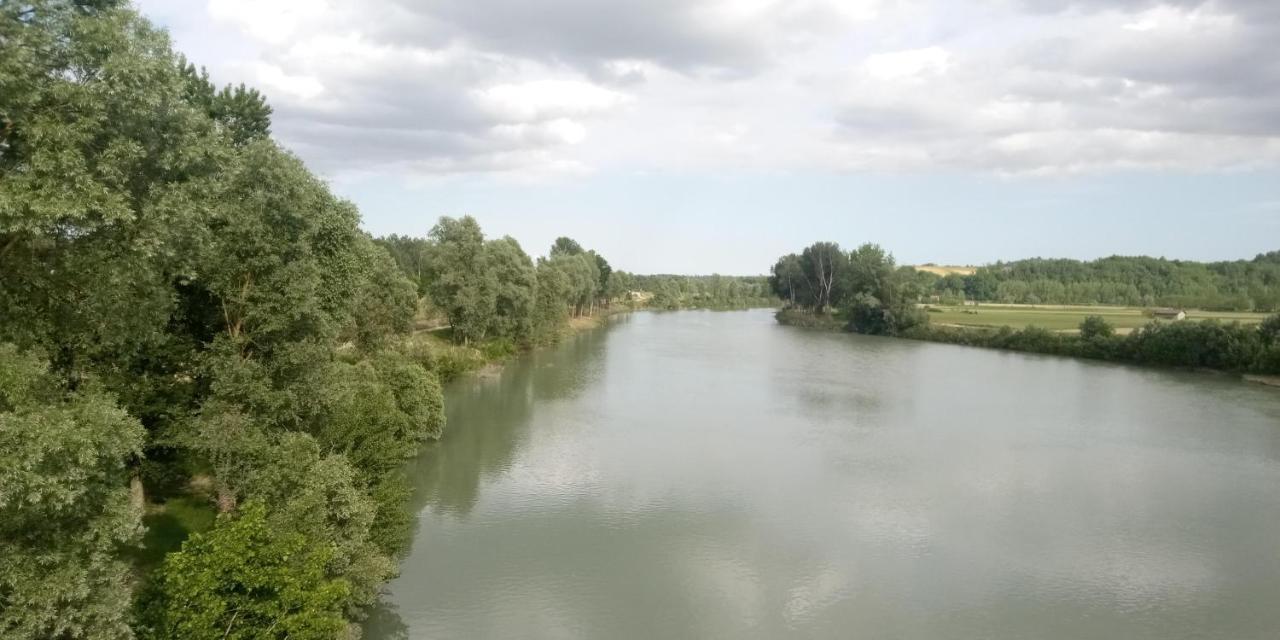 Casa Appartamento Vacanze La Fermata Delle Rondini Castello di Annone Luaran gambar