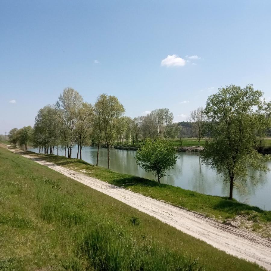 Casa Appartamento Vacanze La Fermata Delle Rondini Castello di Annone Luaran gambar