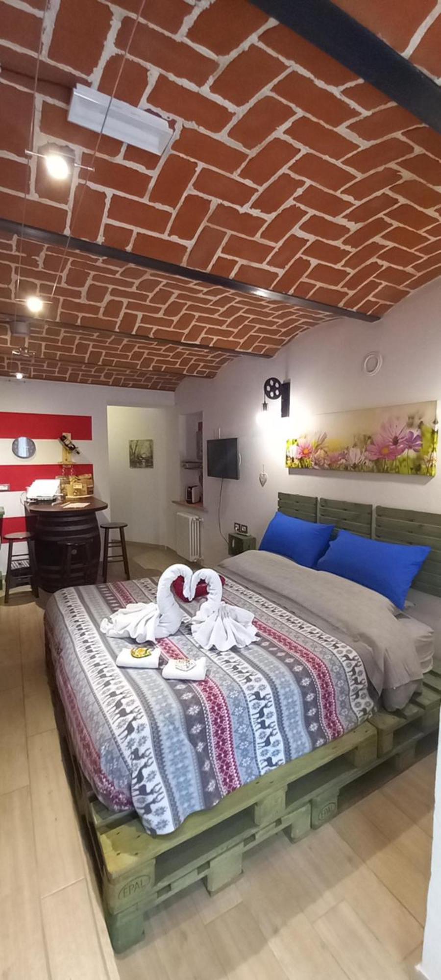 Casa Appartamento Vacanze La Fermata Delle Rondini Castello di Annone Luaran gambar