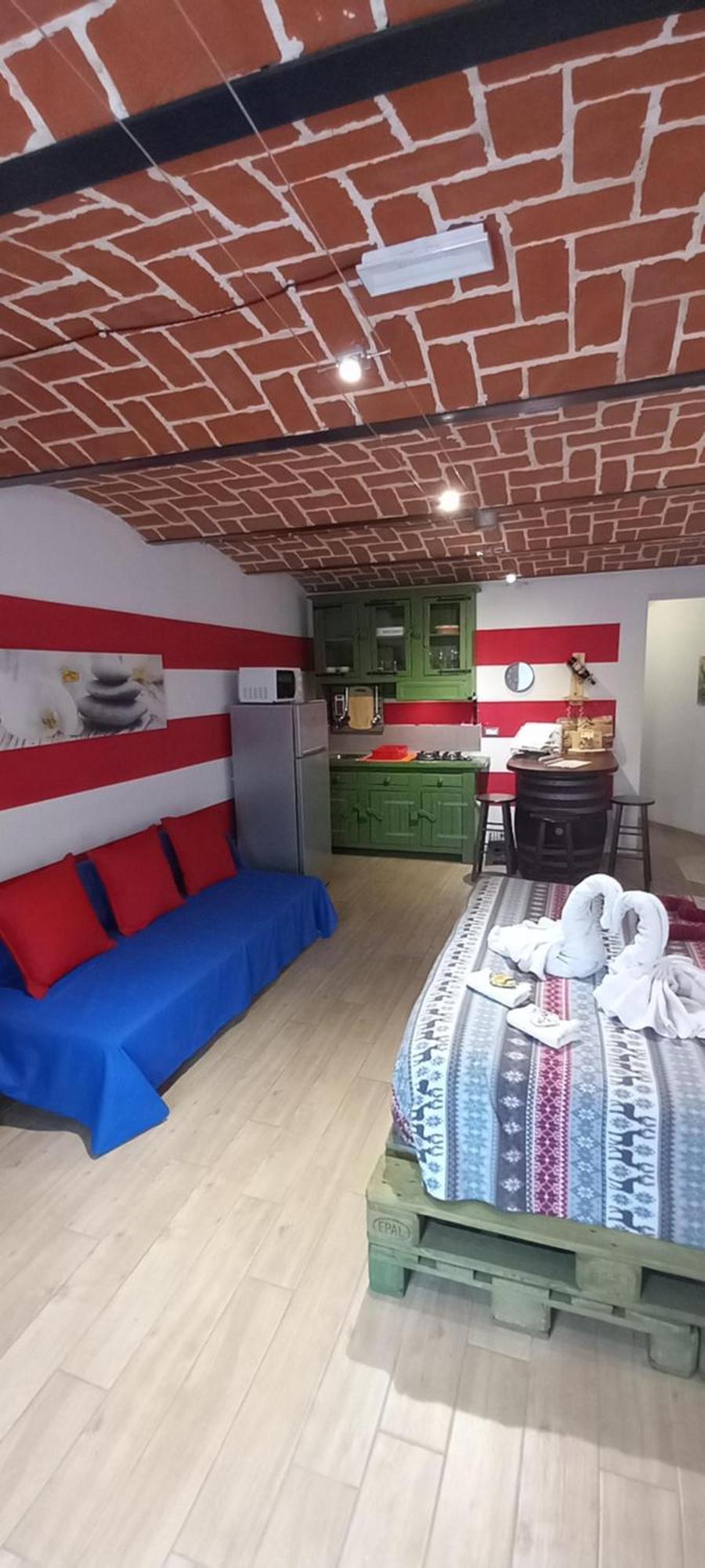 Casa Appartamento Vacanze La Fermata Delle Rondini Castello di Annone Luaran gambar