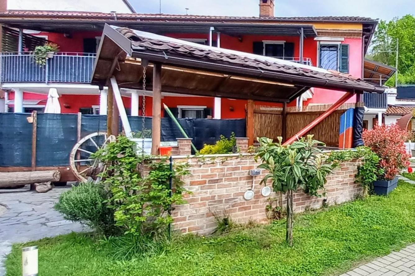 Casa Appartamento Vacanze La Fermata Delle Rondini Castello di Annone Luaran gambar